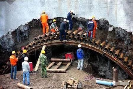 襄阳隧道钢花管支护案例